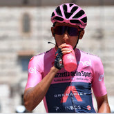 Cykelrytter drikker SIS GO Electrolyte Appelsin for energi og væskebalance under træning